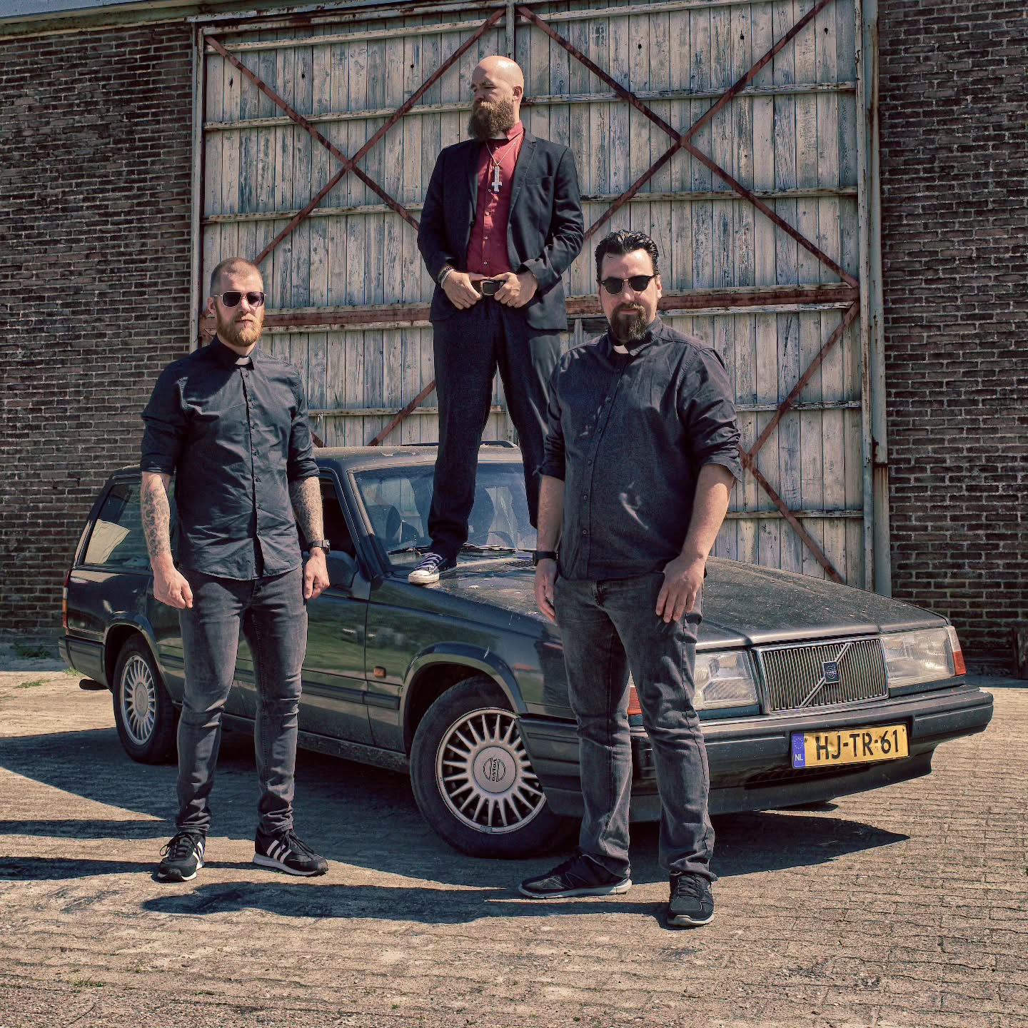 Zegen ons, want we hebben gezondigd… met een Volvo uit ‘94. Een podium. En versterkers op standje 11

#PoppaJayAndTheHolyRollers #VolvoEnVerdoemenis #RockAintDead