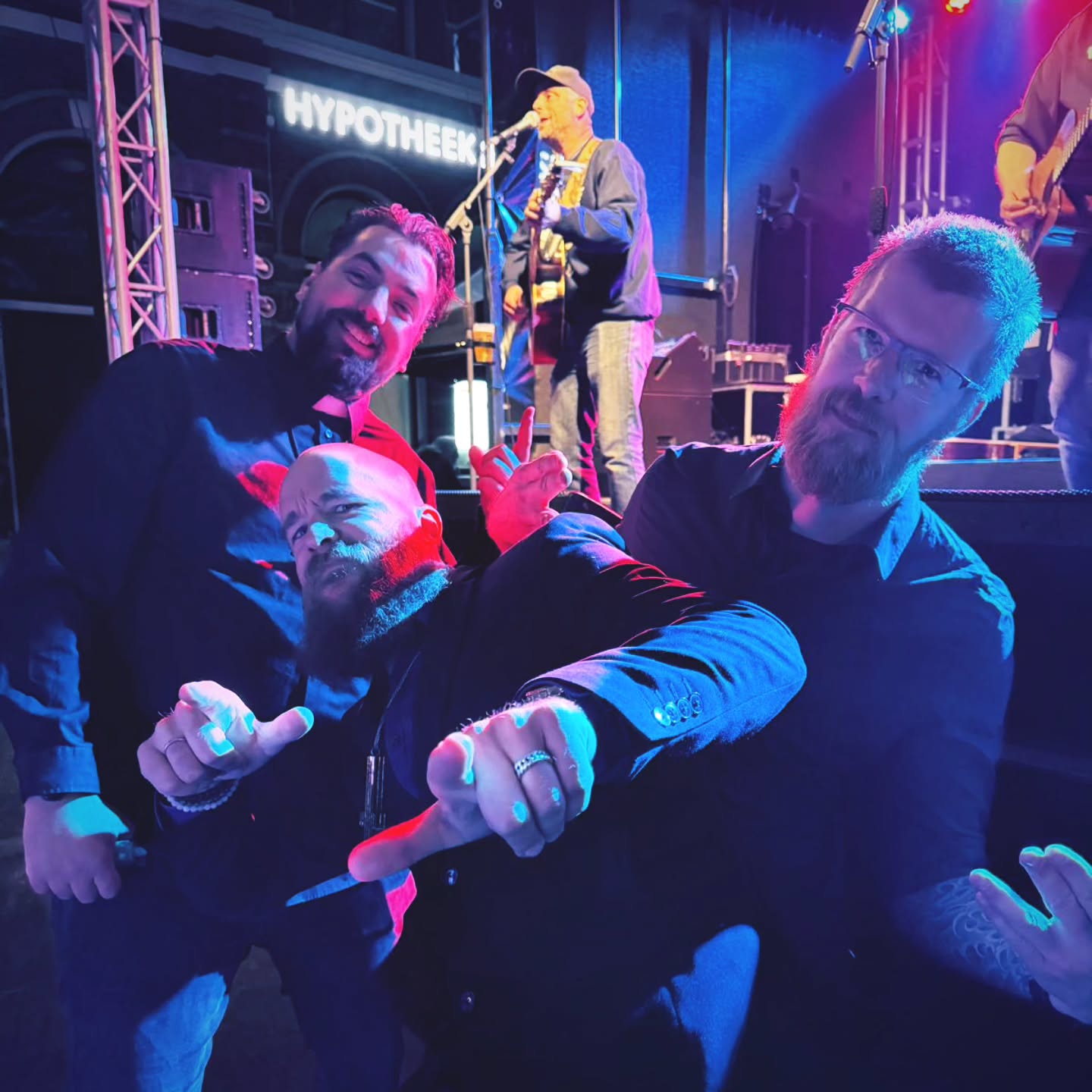 Goddomme wat een avond op het Briekfestival!
Wij van mochten het podium op in het voorprogramma van @de_hunekop – wat een eer!
Voor ons trapte @pulsatingtunes het feest af met een knallende set.
Wij speelden met volle energie, voor een supertof publiek dat met ons mee ging van begin tot eind.

We hebben genóten van de sfeer, het publiek en het hele festival. Dankjewel @briekfestival

#Briekfestival #PoppaJayAndTheHolyRollers #DeHûnekop #Pulse #LiveMuziek
